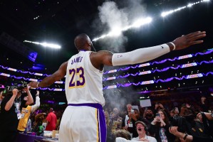 九游体育在线网站-历史第一人！詹姆斯至今20年打圣诞大战！高于NBA18支球队！