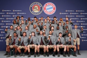 九游体育在线网站-拜仁新赛季启程：全队手持啤酒共拍官方全家福