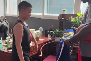 OJ-梅奥随巴特勒访华 返沈阳为爱徒送上吉米签名战袍