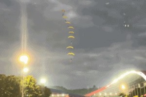 九游体育首页入口-“苏超”副班长同样排面拉满，镇江队主场动力滑翔伞表演助阵