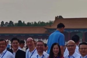 九游体育在线网站-这身形太瞩目了！姚明受邀观礼九三阅兵仪式 和霍启刚“同框了”