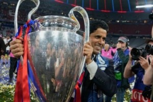 他比姆总先拿欧冠了巴黎主席纳赛尔开心捧欧冠奖杯，笑容满面