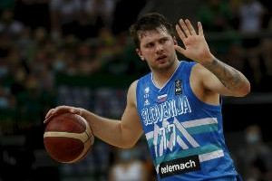 九游体育首页入口-媒体人：东契奇身边要是有个胡金秋这样的内线 他得多恐怖